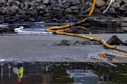 Công nhân dọn dẹp khu vực cửa sông sau sự cố tràn dầu ngoài khơi phía nam bang California. (Ảnh: Reuters)