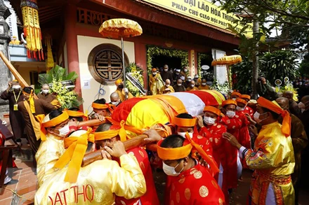 Cung thỉnh kim quan Đại lão Hòa thượng Thích Phổ Tuệ nhập Bảo tháp trong khuôn viên Tổ đình Viên Minh (chùa Ráng). (Ảnh: Minh Đức/TTXVN)