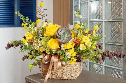 Một giỏ hoa có giá hơn 2 triệu đồng của cửa hàng.