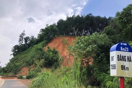 Các điểm sạt lở chưa có dấu hiệu dừng lại.