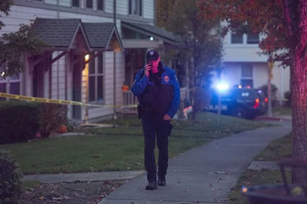 Cảnh sát có mặt tại hiện trường vụ nổ súng. (Nguồn: AP/TTXVN)