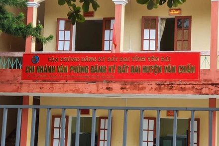 Văn phòng Đăng ký đất đai huyện Văn Chấn, nơi Trần Đăng Khánh làm Giám đốc Chi nhánh.