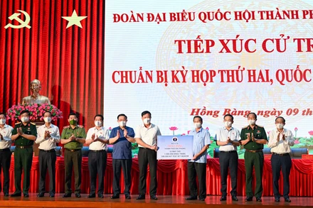 Lễ bàn giao trang thiết bị y tế phòng, chống dịch Covid-19 cho thành phố Hải Phòng. (Ảnh: DUY LINH)