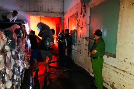 Lãnh đạo Công an tỉnh Đồng Nai chỉ đạo dập lửa và di dời hàng hóa ở kho sát bên cạnh vụ cháy.