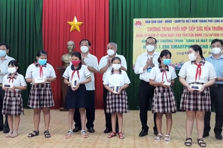  Trao điện thoại thông minh cho học sinh tại TP Long Khánh, tỉnh Đồng Nai.