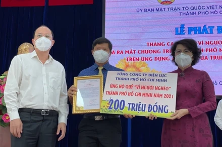 Ông Lê Văn Minh (giữa), Chủ tịch Công đoàn EVNHCMC trao 200 triệu ủng hộ Quỹ vì người nghèo TP Hồ Chí Minh.
