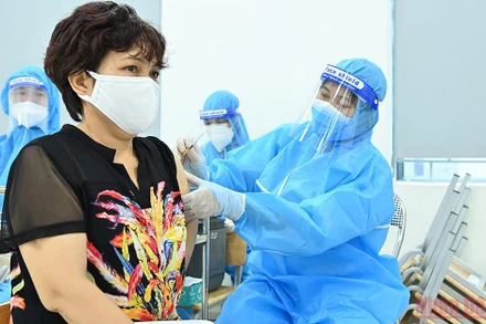 Tiêm vaccine ngừa Covid-19 cho người dân. (Ảnh: DUY LINH)