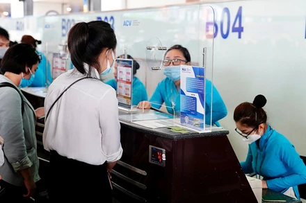 Hành khách làm thủ tục. Ảnh: Cảng hàng không quốc tế Nội Bài 