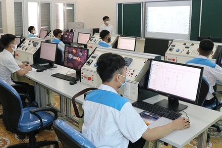 Giờ học ứng dụng công nghệ tại Trường cao đẳng Cơ điện Hà Nội.