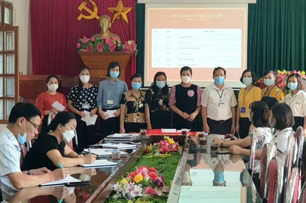 Hội nghị bốc thăm lớp học cho giáo viên tại Trường Tiểu học Chiềng Lề, TP Sơn La.