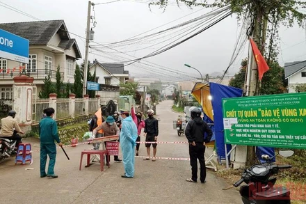 Lực lượng chức năng kiểm soát khu vực liên quan đến chùm ca bệnh Covid-19 tại làng hoa Vạn Thành.