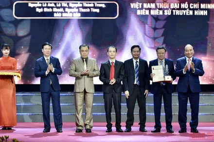 Chủ tịch nước Nguyễn Xuân Phúc, Thường trực Ban Bí thư Võ Văn Thưởng trao Giải Đặc biệt Giải Báo chí quốc gia lần thứ XV - năm 2020 cho nhóm tác giả của Báo Nhân Dân (Ảnh: HẢI NGUYÊN).