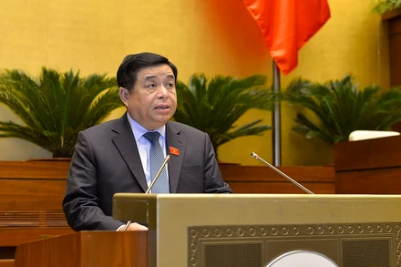  Bộ trưởng Kế hoạch và Đầu tư Nguyễn Chí Dũng trình bày Tờ trình về dự án Luật sửa đổi, bổ sung một số điều của Luật Thống kê. (Ảnh: DUY LINH - THỦY NGUYÊN)