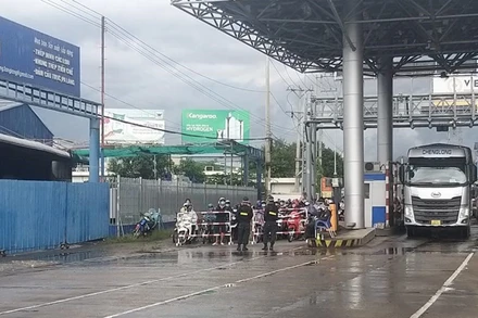 Người dân An Giang tự về tập trung trước trạm T2 để vào An Giang.