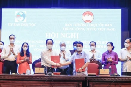 Ký kết chương trình phối hợp giữa hai cơ quan. (Ảnh: Diệp Vinh)