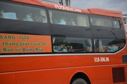 Người dân Quảng Ngãi về quê chiều 16/10 tại Bến xe Miền Đông.