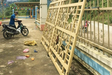 Cổng Trường Măng Dí đổ gây chết người.