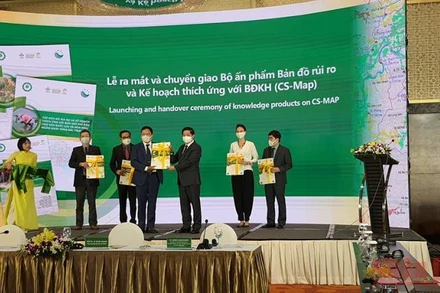 Thứ trưởng Nông nghiệp và Phát triển nông thôn Lê Quốc Doanh trao bản đồ đồ rủi ro và thích ứng biến đổi khí hậu vào nông nghiệp cho đại diện Sở Nông nghiệp và Phát triển nông thôn các địa phương. (Ảnh: THANH TRÀ)
