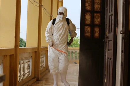 Cán bộ y tế phun khử khuẩn tại tại Bệnh viện dã chiến tỉnh Phú Thọ. 