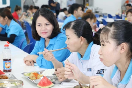 Bà Nguyễn Hoàng Bảo Trân, Đoàn đại biểu Quốc hội tỉnh Bình Dương (thứ ba từ phải sang) thăm hỏi công nhân lao động, thời điểm dịch Covid-19 chưa bùng phát.