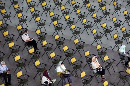 Người dân Iran chờ để tiêm vaccine phòng Covid-19. (Ảnh: REUTERS) 