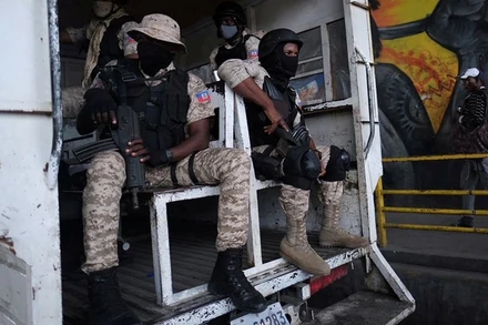 Cảnh sát Haiti tuần tra đường phố Port-au-Prince, tháng 7/2021. (Ảnh: Reuters)