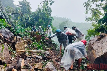 Sạt lở trên đèo Ba Khuy, nối thị trấn Mậu A đi xã Nà Hẩu, huyện Văn Yên.