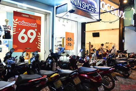 Các cửa hàng thời trang, giày dép, mỹ phẩm đông khách dịp lễ 20/10.