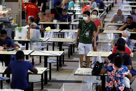 Thực khách dùng bữa trong một khu ẩm thực tại Singapore, ngày 21/9/2021. (Ảnh: Reuters)