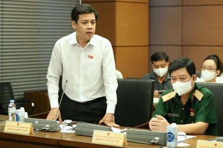 Đại biểu Quốc hội TP Hồ Chí Minh thảo luận tại tổ trong Kỳ họp thứ nhất, Quốc hội khóa XV. (Ảnh: Duy Linh)