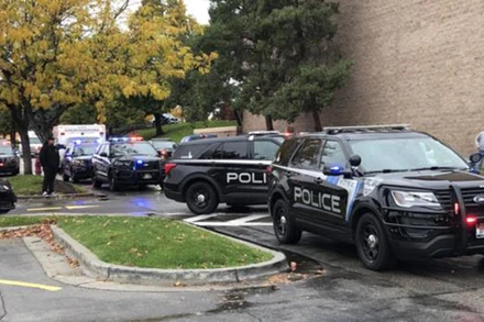 Xe cảnh sát tại hiện trường vụ xả súng. (Ảnh: cbsnews.com/TTXVN)