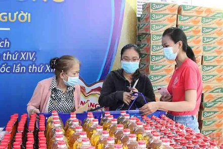 Người dân đi chợ tại “Siêu thị 0 đồng”.