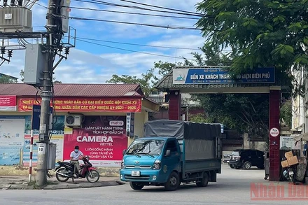 Dù vận tải khách được hoạt động trở lại song tại Bến xe khách thành phố Điện Biên Phủ vẫn thưa vắng người, xe.