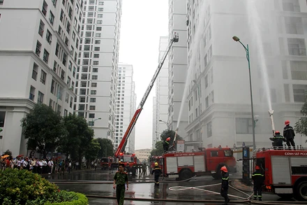 Diễn tập phòng cháy, chữa cháy tại Khu đô thị Vinhomes Times City (quận Hai Bà Trưng, TP Hà Nội).