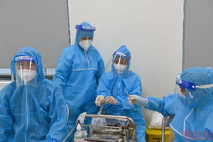 Chuẩn bị vaccine để tiêm cho người dân. (Ảnh: DUY LINH)