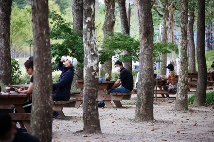 Người dân bảo đảm giữ khoảng cách an toàn khi tham quan 1 công viên tại thủ đô Seoul, ngày 27/9. (Ảnh: Reuters)