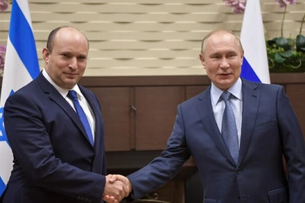Thủ tướng Israel Naftali Bennett (trái) gặp Tổng thống Nga Vladimir Putin tại Sochi, Nga, ngày 22/10. (Nguồn: TTXVN/GPO)
