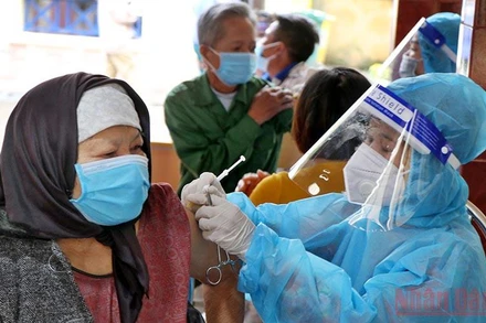 Tiêm vaccine ngừa Covid-19 cho người dân huyện Lâm Thao.