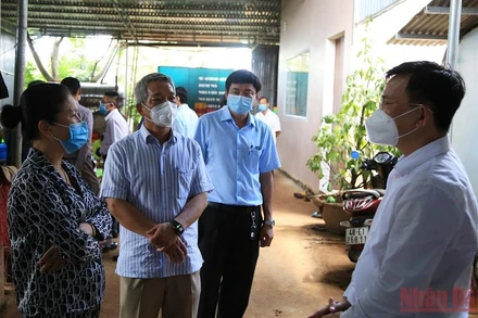 Đoàn công tác của tỉnh Đắk Nông khảo sát, lắng nghe ý kiến nhằm giải quyết khó khăn vướng mắc cho doanh nghiệp. (Ảnh: CHẤN HƯNG)