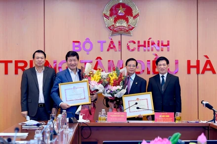 Bộ trưởng Tài chính Hồ Đức Phớc trao tặng Bằng khen của Bộ trưởng Tài chính cho Công ty Cổ phần FPT và Tập đoàn SOVICO.