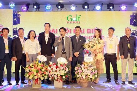 Chủ tịch HNGA nhiệm kỳ III, ông Nguyễn Tô Ninh phát biểu tại Đại hội, Tổng thư ký - ông Đặng Tất Thành (bên phải) cùng các thành viên trong BCH. 