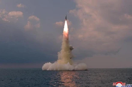 Tên lửa đạn đạo kiểu mới được phóng từ tàu ngầm tại vùng biển ở Sinpo (Triều Tiên), ngày 19/10/2021. (Ảnh: Yonhap/TTXVN)