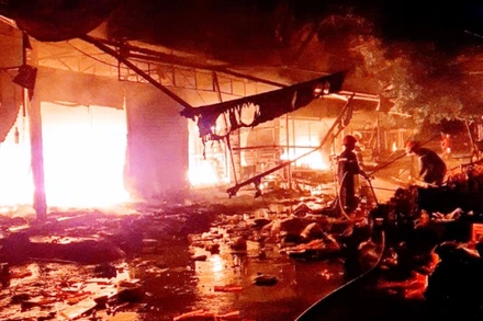 Hiện trường vụ cháy trong Trung tâm thương mại Thủy Nguyên, Hải Phòng.