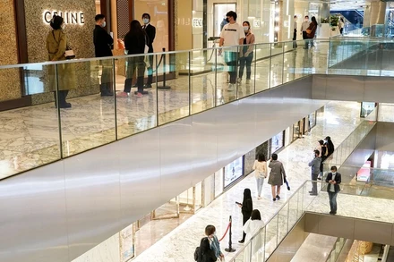 Người dân Sydney đi mua sắm tại một trung tâm thương mại khi các cửa hàng tại đây được phép mở cửa trở lại cho khách hàng đã tiêm vaccine ngừa Covid-19, Sydney, Australia, ngày 12/10/2021. (Ảnh: Reuters)