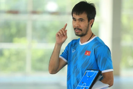 Sức khỏe HLV Phạm Minh Giang ổn định suốt quá trình điều trị tại Lithuania. (Ảnh: VFF)