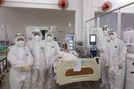 Ê-kíp bác sĩ của Trung tâm Hồi sức tích cực Bệnh viên đa khoa Trung ương Cần Thơ dồn sức cứu sản phụ mắc Covid-19 nặng.