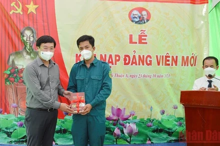 Bí thư Tỉnh ủy Đồng Tháp Lê Quốc Phong tặng quà chúc mừng đảng viên mới.