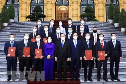 Chủ tịch nước Nguyễn Xuân Phúc với các Đại sứ, Trưởng cơ quan đại diện Việt Nam tại nước ngoài chuẩn bị lên đường nhận nhiệm vụ. (Ảnh:TTXVN) 