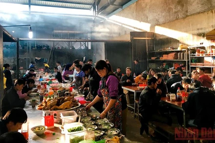 Khu vực ẩm thực chính là điểm nhấn của chợ phiên Mèo Vạc với hàng trăm gian hàng san sát, thu hút đông đảo người đi chợ. Hơi nước, khói bếp bay lên bảng lảng, chan hòa với ánh nắng sớm mai xiên qua những khe cửa, tạo cảm giác ấm cúng. 