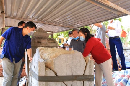 Đoàn công tác nghiên cứu hiện trạng bia đá bị vỡ.